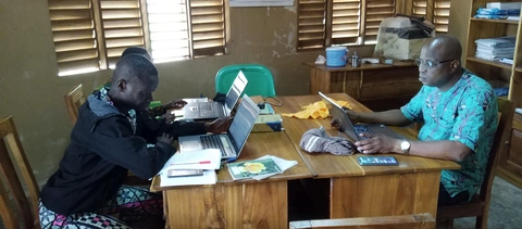 Vérification du livre des épitres pastorales par les traducteurs avec le conseiller